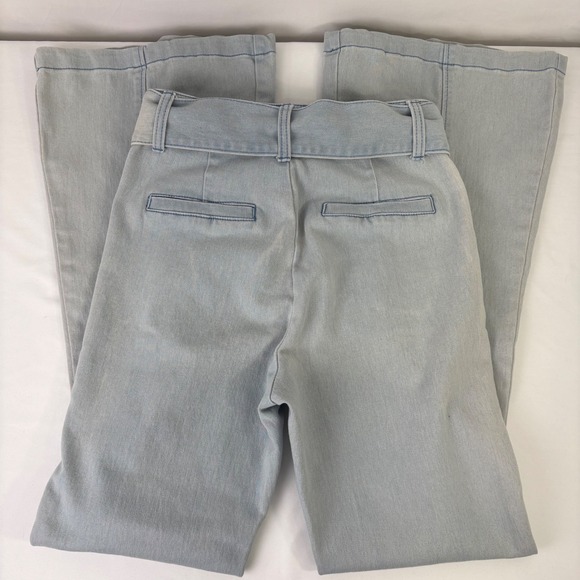 A Calin By Flying Tomato Light Wash Denim Belted Flare Jeans Size S (26x30.5) - Picture 6 of 12